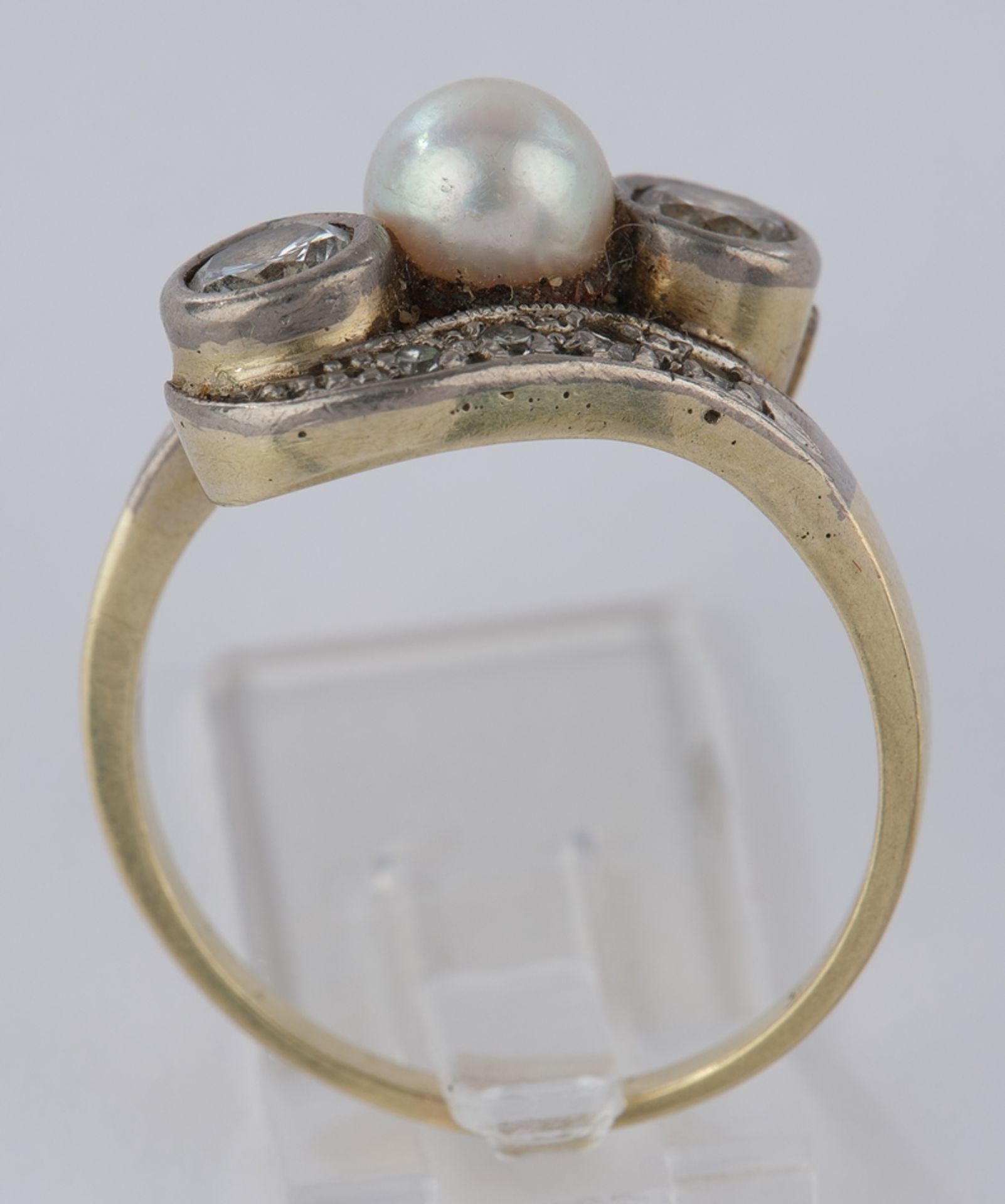 Ring, WG/GG 585, 2 Altschliff-Diamanten zus. ca. 0.32 ct., 1 Perle, 5.1 g, RM 13.5 - Bild 3 aus 3