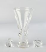 2 Glasfiguren, "Adler", "Hund", Vase, Steuben, farbloses Kristallglas, 5-7 cm hoch, 29.2 cm hoch, V