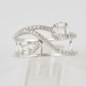 Ring, WG 750, Brillanten und Diamanten zus. ca. 0.77 ct.