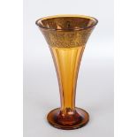 Vase, "Fipop", wohl Moser, Karlsbad, 20. Jh., ungemarkt, bernsteinfarbenes Glas, Trichterform auf R