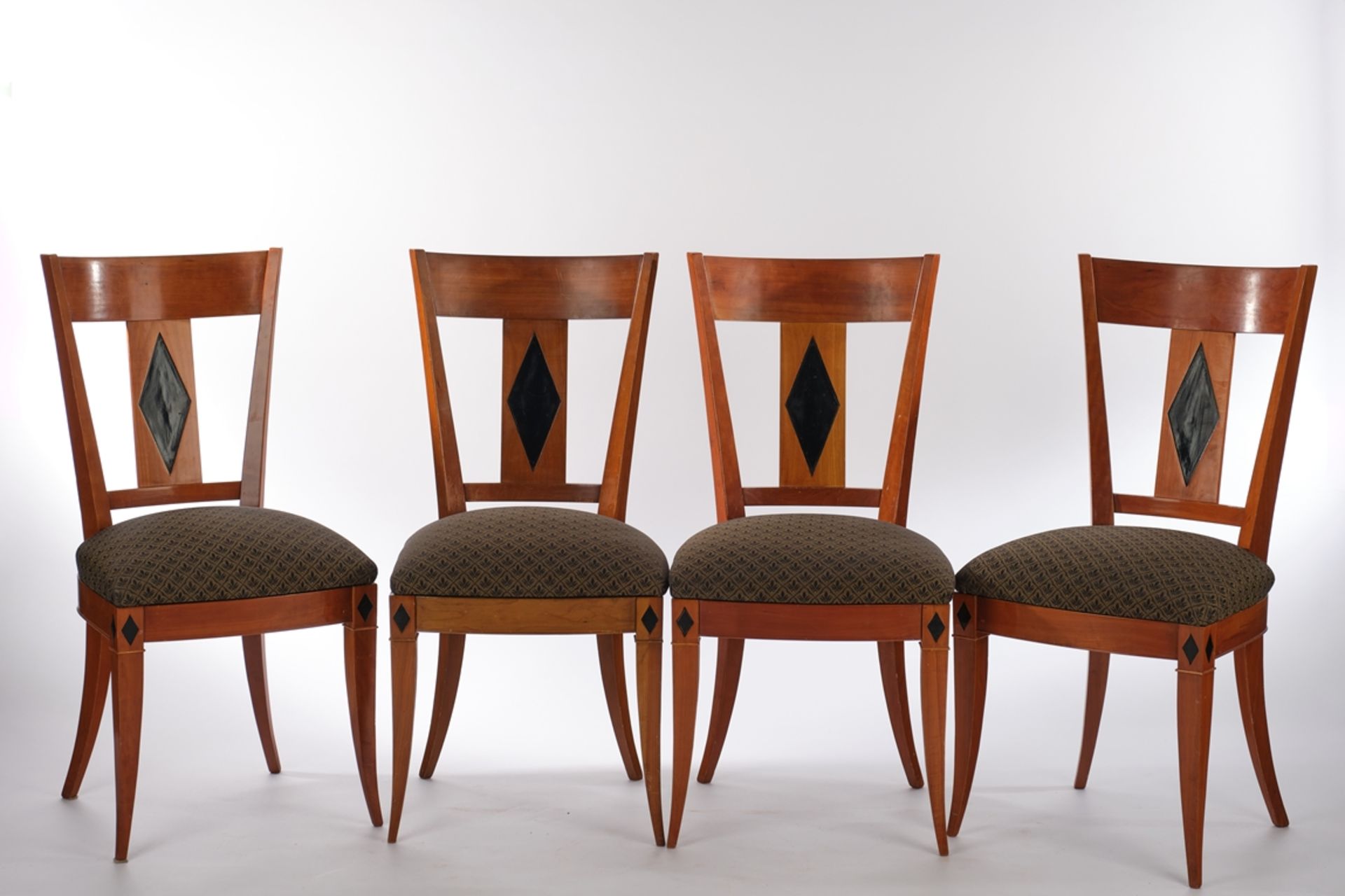 4 Stühle im Biedermeier-Stil, 2. Hälfte 20. Jh., Kirschbaum furniert, ebonisierte Zierelemente, H.