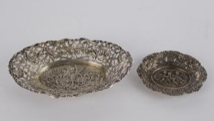 2 Korbschälchen, Silber 800, deutsch, oval, im Spiegel Amoretten bzw. Blütenkorb, 10.5 x 9 cm bzw. 