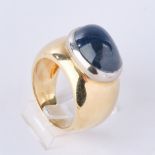 Ring, GG 750, ovaler Saphir-Cabochon ca. 9.0 ct., Fassung in WG, 16.2 g., RM 13.