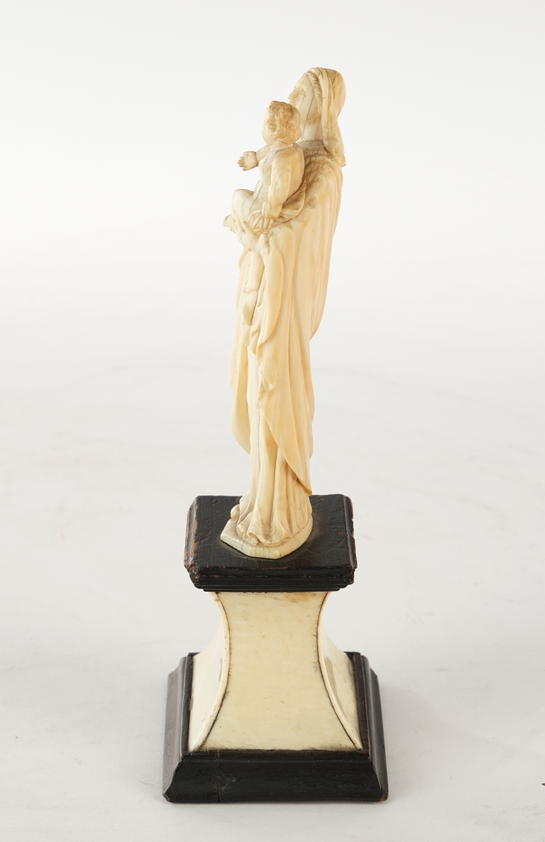 Figur, Elfenbein, geschnitzt, "Madonna mit Kind", Dieppe, Frankreich, um 1780-1830, stehend auf ein - Image 4 of 5