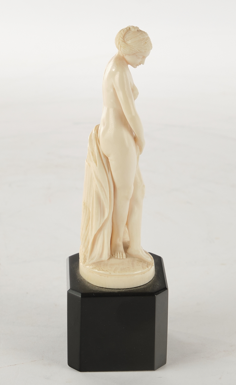 Figur, Elfenbein, geschnitzt, "Venus", Dieppe, Frankreich, um 1850-1900, stehend, auf Steinsockel, - Image 2 of 5