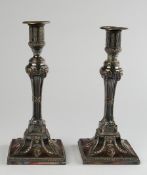 Paar Kerzenleuchter, versilbert, 19. Jh., Fuß und Schaft vierseitig mit Lorbeer, Widderköpfen und H