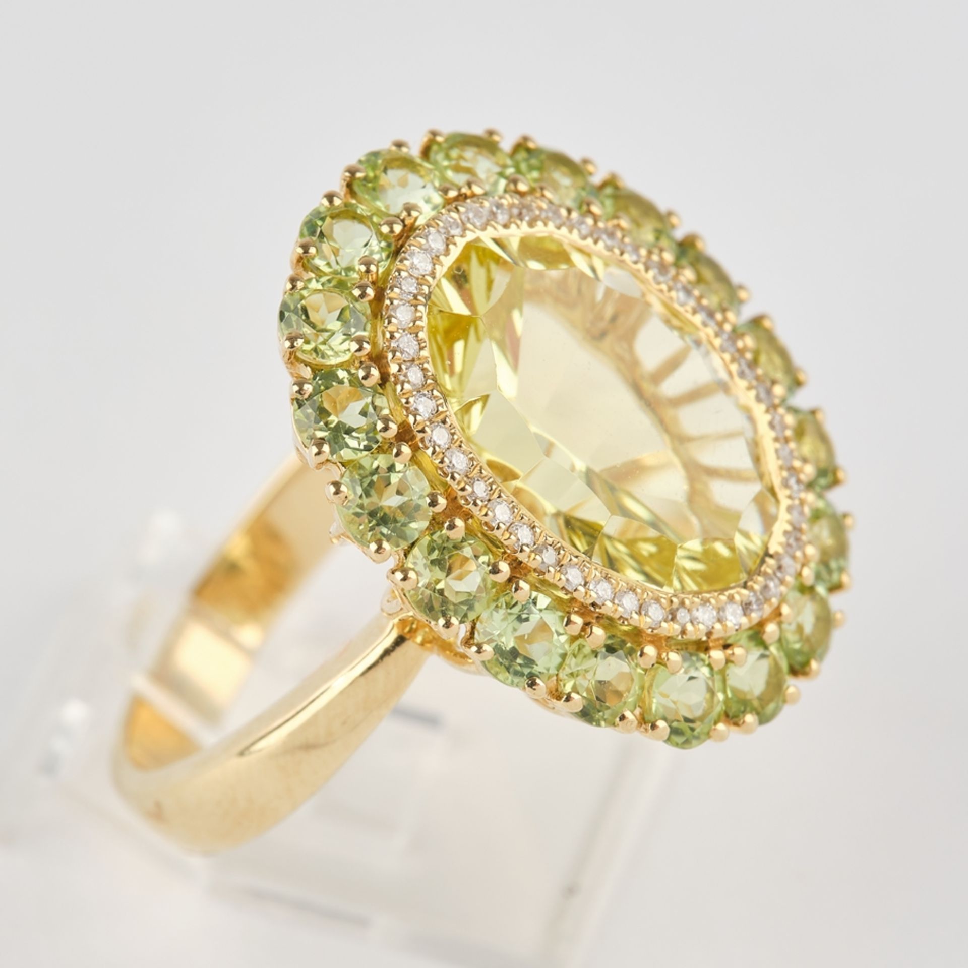 Ring, GG 750, 1 Lemon-Citrin ca. 5.80 ct., 15 Peridots und Brillanten