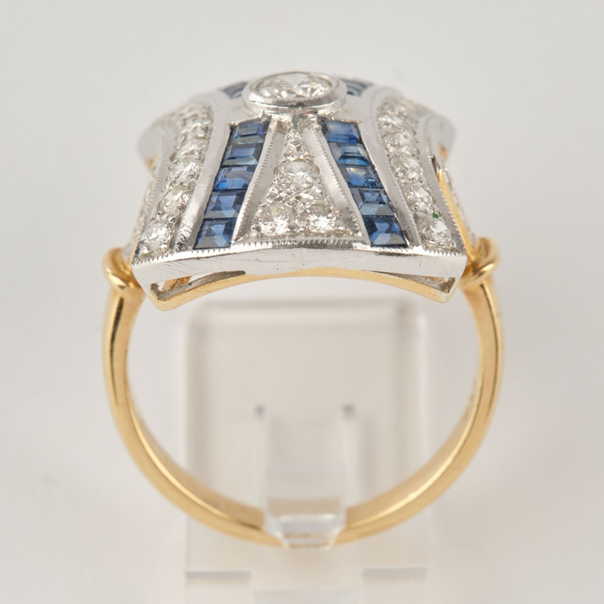 Ring, WG/GG 750, 24 Brillanten, 1 Brillant ca. 0.20 ct., 20 Saphircarrés, 9.2 g, RM 13 - Bild 3 aus 3