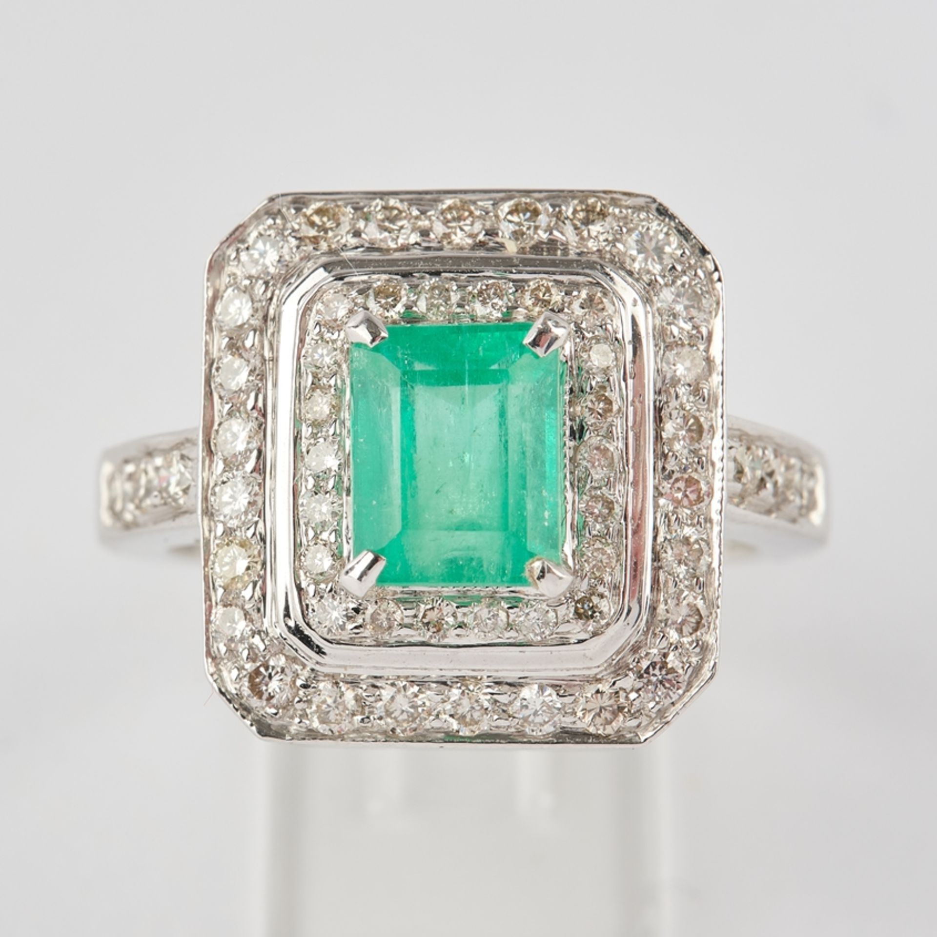 Ring, Art Deco-Stil, WG 750, Smaragd ca. 1.76 ct., Brillanten zus. ca. 1.02 ct.