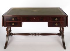 Schreibtisch im englischen Stil, 20. Jh., Mahagoni, Platte mit grüner Lederauflage, seitl. klappbar