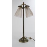 Salonlampe, Frankreich, 1920er Jahre, Messinggestell mit zwei mattierten Pressglasschirmen, zweifla