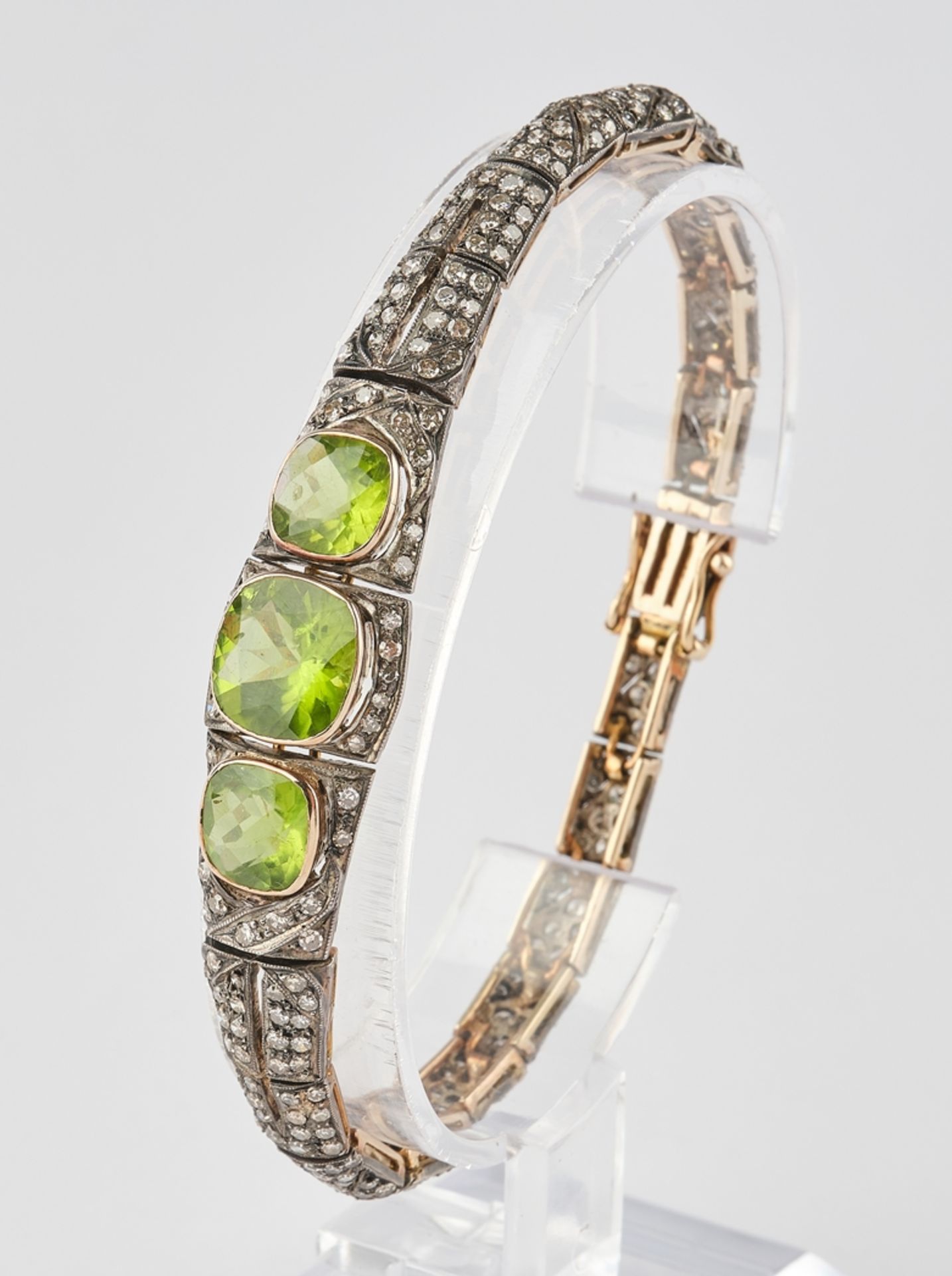 Armband, Roségold 750, Diamanten zus. ca. 3.50 ct., in Sterling gefasst, 3 Peridots zus. ca. 7.80 c