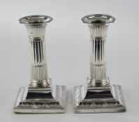 Paar Kerzenleuchter, Silber 925, London, 1898, William Hutton & Sons Ltd, getreppter Stand, kanneli