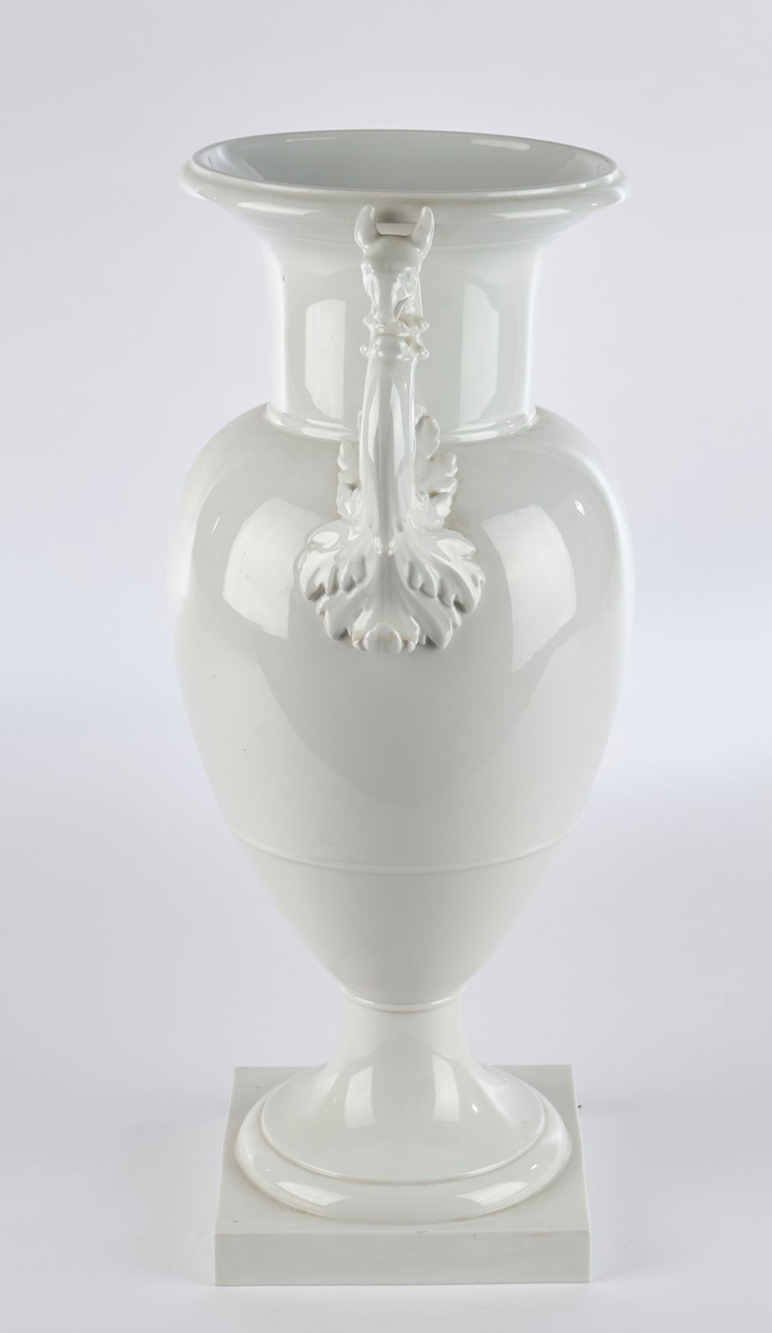Vase, KPM Berlin, französische Form, mit Greifenhenkeln, Weißporzellan, 44 cm hoch, eine Sockelecke - Bild 2 aus 3