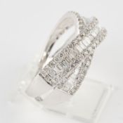 Crossover-Ring, WG 750, Diamanten und Brillanten zus. ca. 0.83 ct., RM 16