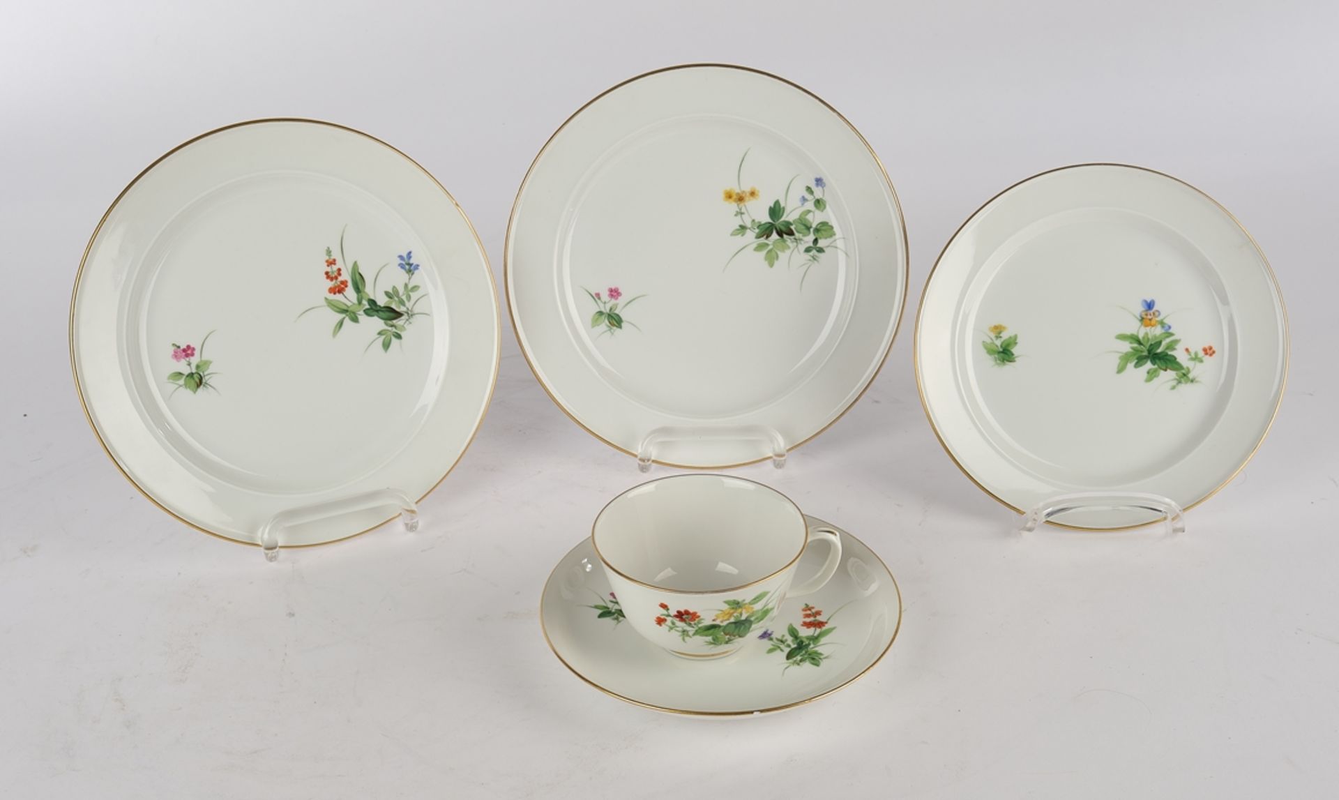 Tasse, Untertasse, 3 Teller, Meissen, Schwertermarke, 1. Wahl, Wiesenblumenmotive, bunt, Goldrand, 