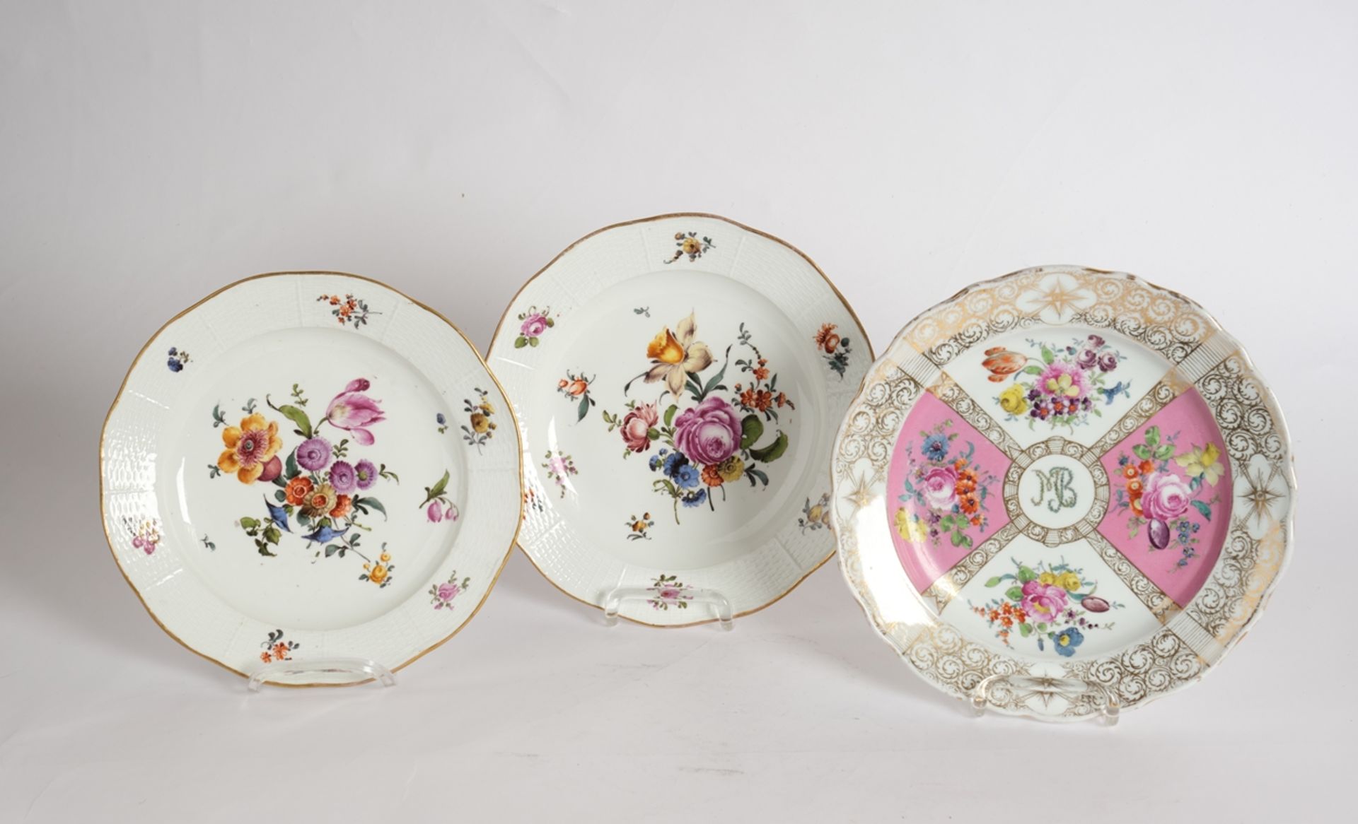 2 Teller, Meissen, Schwertermarke, um 1765, Osier, farbige Blumenmalerei, Goldrand, ø ca. 24 cm, te