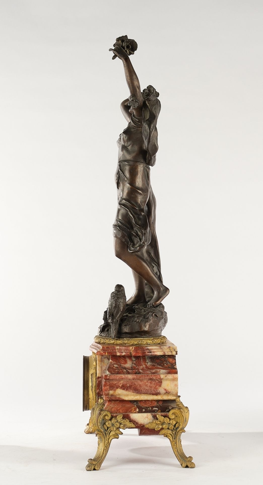 Figurenpendule, "Fleur de Sommeil", mit zwei Beistellern, Frankreich, Ende 19. Jh., rötlicher Marmo - Image 5 of 9