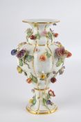 Vase, Meissen, Schwertermarke, 1850-1924, 1. Wahl, Balusterform mit Korbrelief, belegt mit plastisc