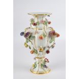 Vase, Meissen, Schwertermarke, 1850-1924, 1. Wahl, Balusterform mit Korbrelief, belegt mit plastisc