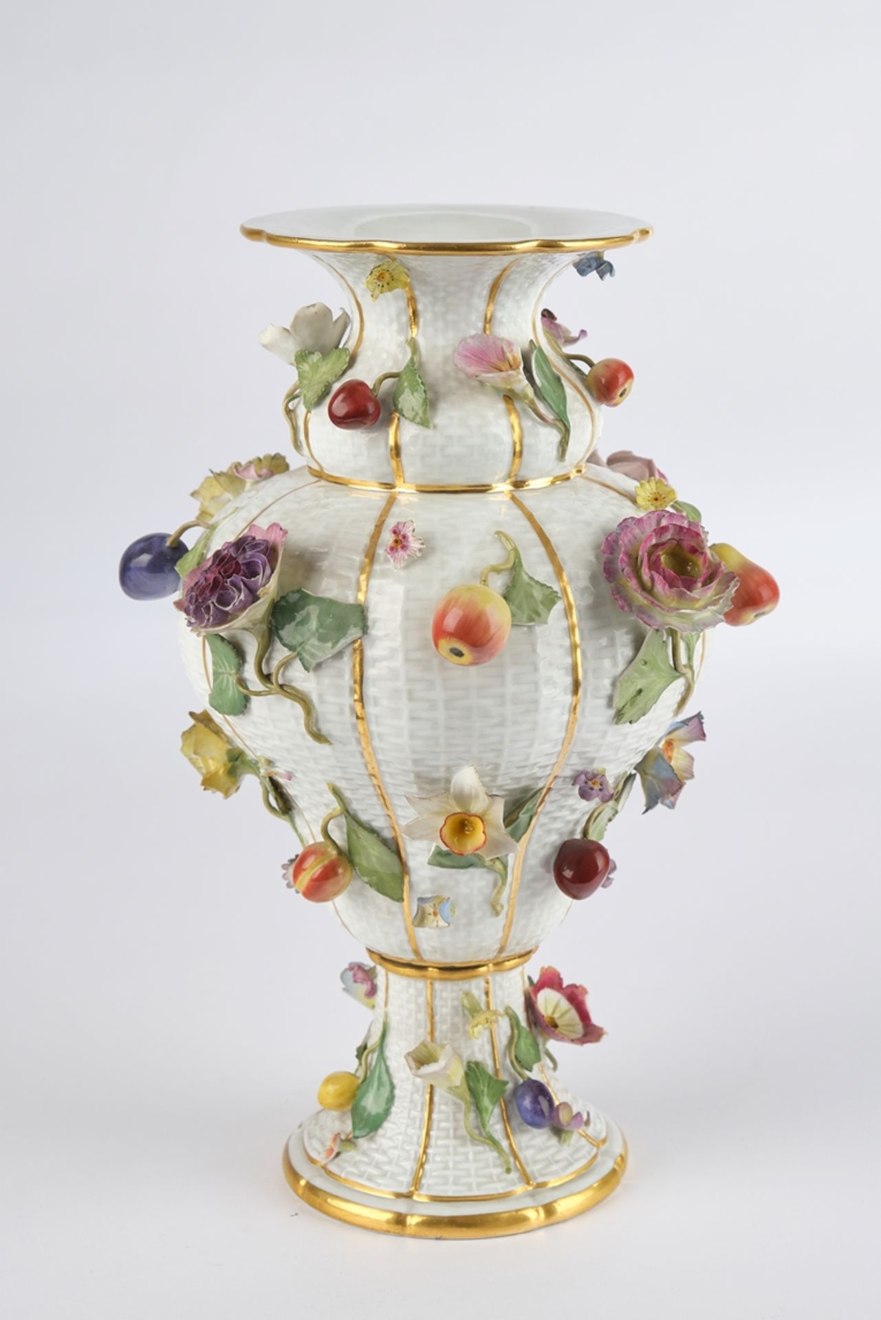 Vase, Meissen, Schwertermarke, 1850-1924, 1. Wahl, Balusterform mit Korbrelief, belegt mit plastisc