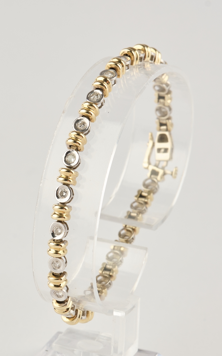 Armband, WG/GG 585, 22 Brillanten je ca. 0.03 ct., zus. ca. 0.66 ct., Länge 18cm, ca. 11.6 g