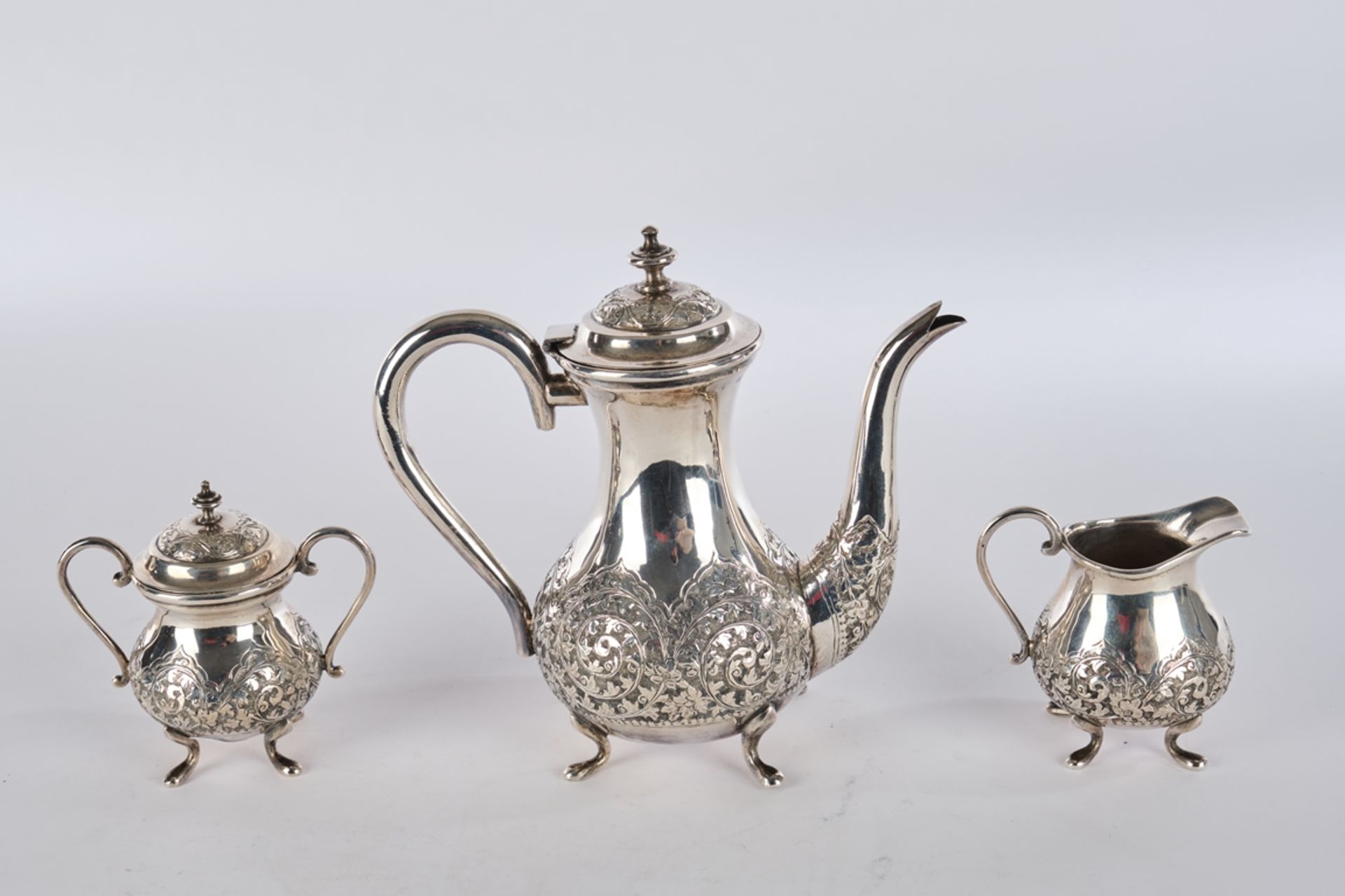 Mokkakanne, Sahnegießer, Zuckerdose, Silber 94er, Pakistan, gebauchte Gefäße auf Füßen, florales Ra - Image 4 of 4