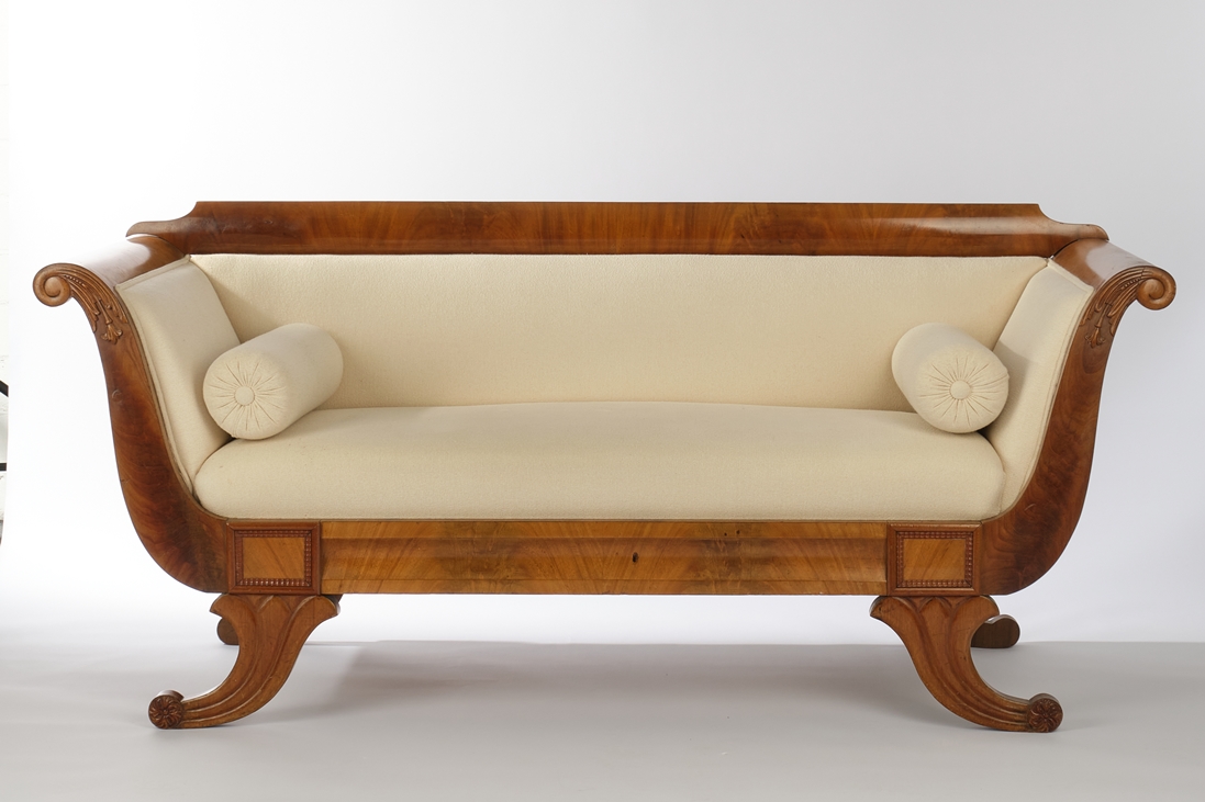 Sofa des Biedermeier, süddt., um 1825/30, Nussbaum, Armlehnen und Füße geschwungen, erneuerter crem