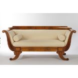Sofa des Biedermeier, süddt., um 1825/30, Nussbaum, Armlehnen und Füße geschwungen, erneuerter crem