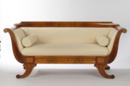Sofa des Biedermeier, süddt., um 1825/30, Nussbaum, Armlehnen und Füße geschwungen, erneuerter crem