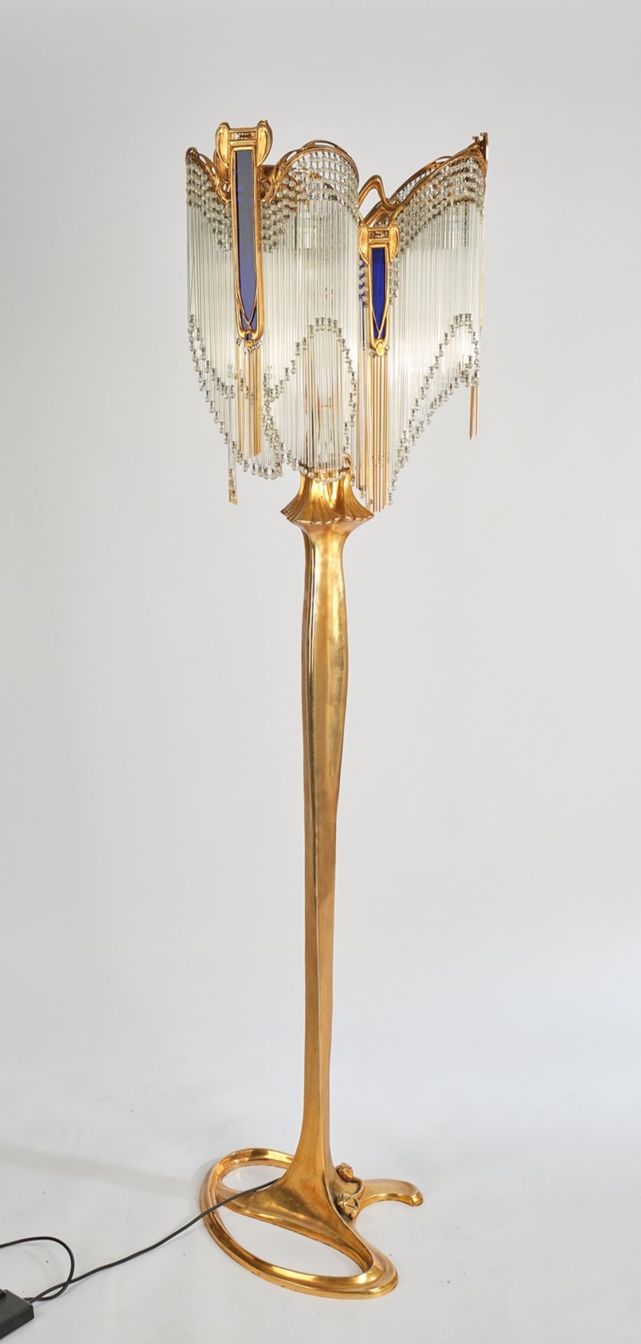 Stehlampe, 2. Hälfte 20. Jh., Bronze, vergoldet, Jugendstildekor, asymmetrischer Fuß mit plastische