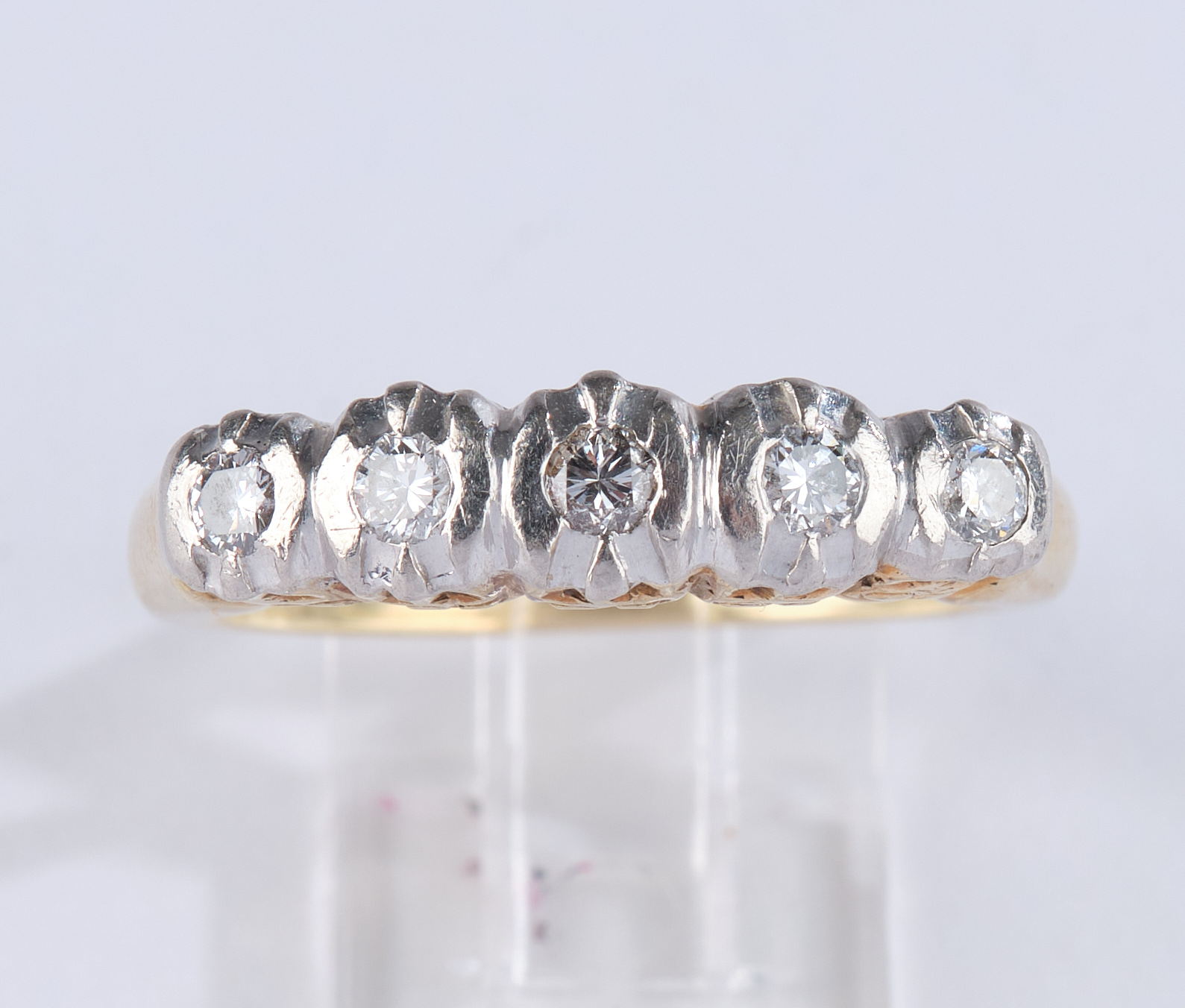 Ring, GG 585, Brückenring mit 5 kleinen Brillanten, in WG-Fassung, je 0.04 ct., zus. ca. 0.20 ct., - Image 2 of 5