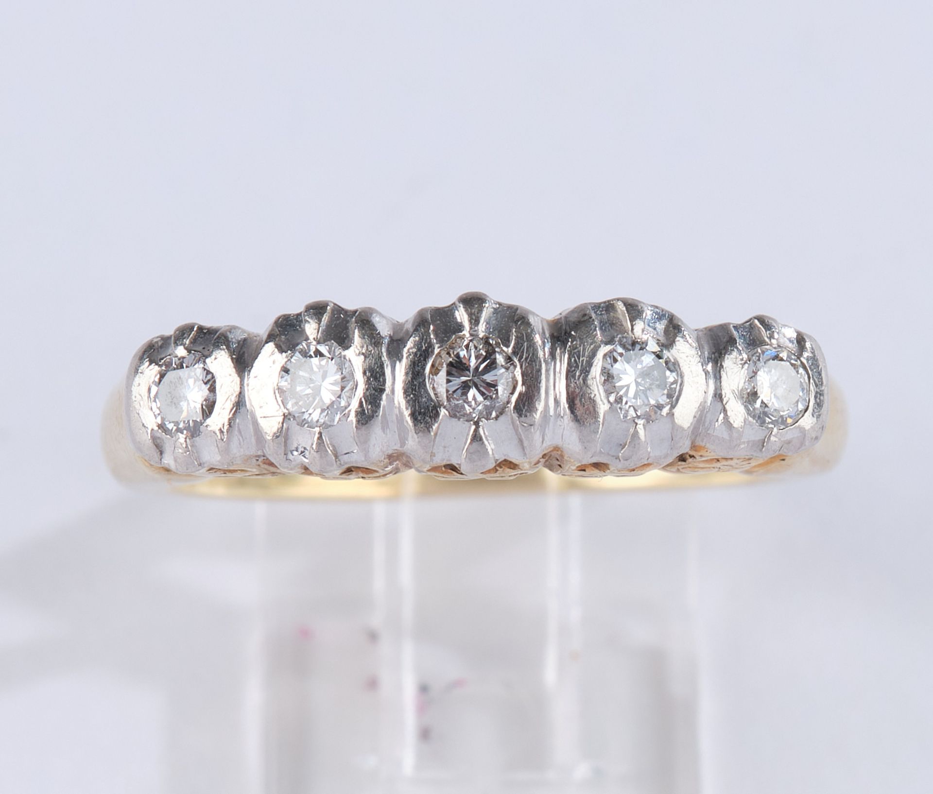 Ring, GG 585, Brückenring mit 5 kleinen Brillanten, in WG-Fassung, je 0.04 ct., zus. ca. 0.20 ct.,  - Bild 2 aus 5