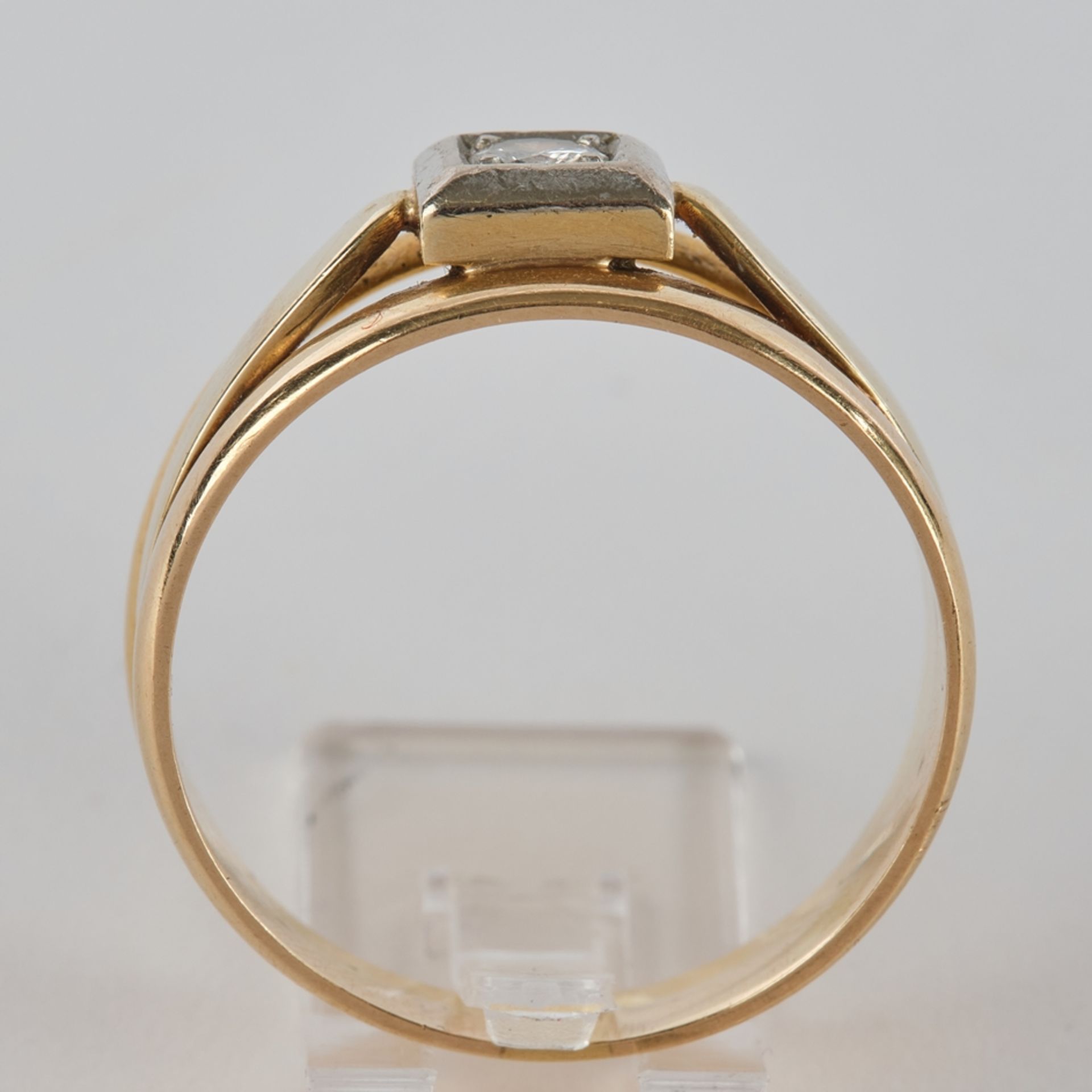 Ring, tricolor, WG/GG/RG 750, nicht gestempelt, 1 zentraler Brillant ca. 0.08 ct., 6.8 g, RM 21 - Bild 3 aus 3