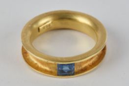 Ring, GG 750, Atelierarbeit mit Saphir-Carré, 5.6 g, RM 13.5