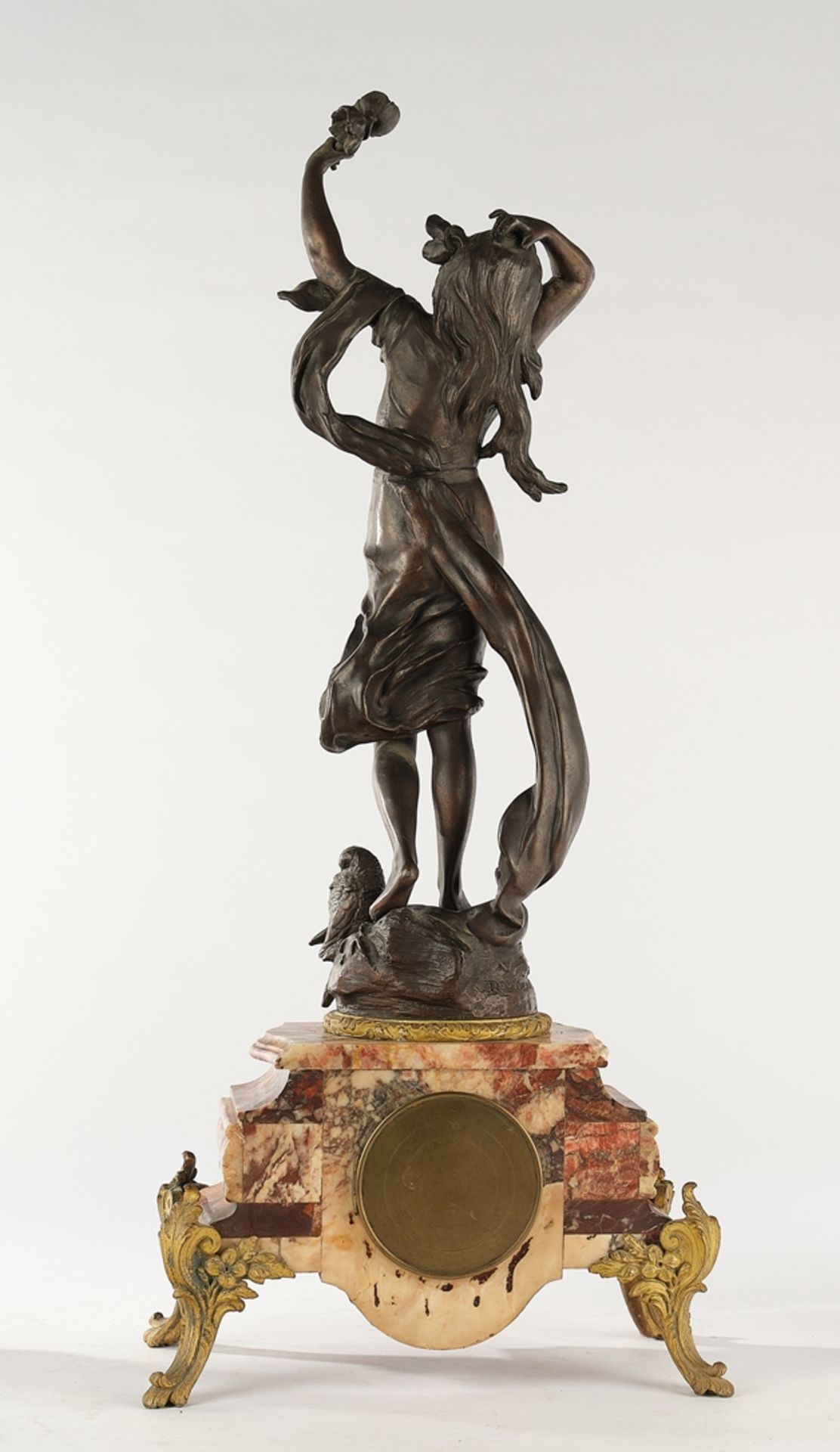 Figurenpendule, "Fleur de Sommeil", mit zwei Beistellern, Frankreich, Ende 19. Jh., rötlicher Marmo - Image 4 of 9