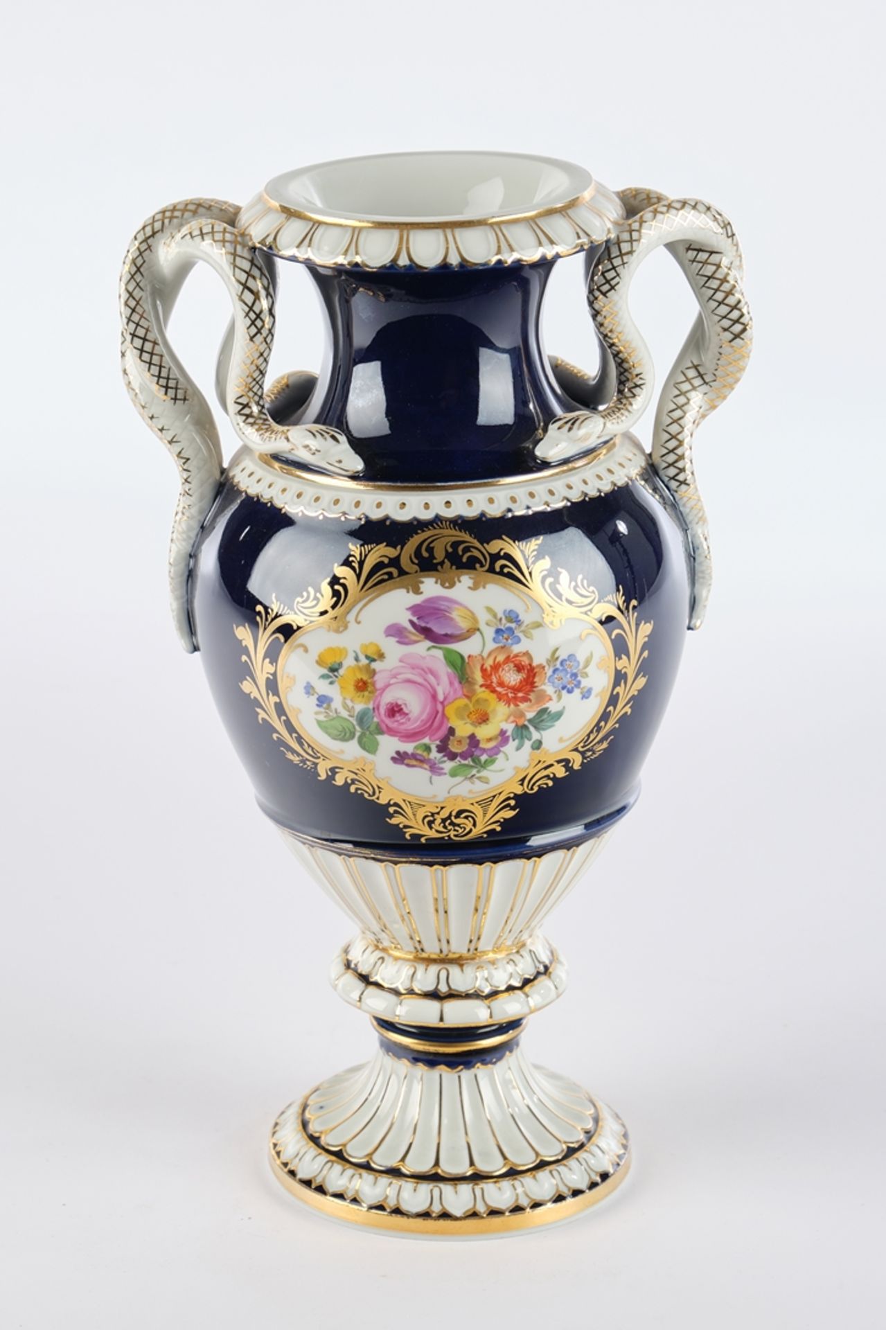 Schlangenhenkelvase, Meissen, Schwertermarke, 2. Wahl, königsblau-weiß, schauseitige Reserve mit fa