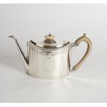 Teekanne, Silber 925, London, 1794, Meistermarke CA, spitzovaler Stand, Wandung von Falten gegliede