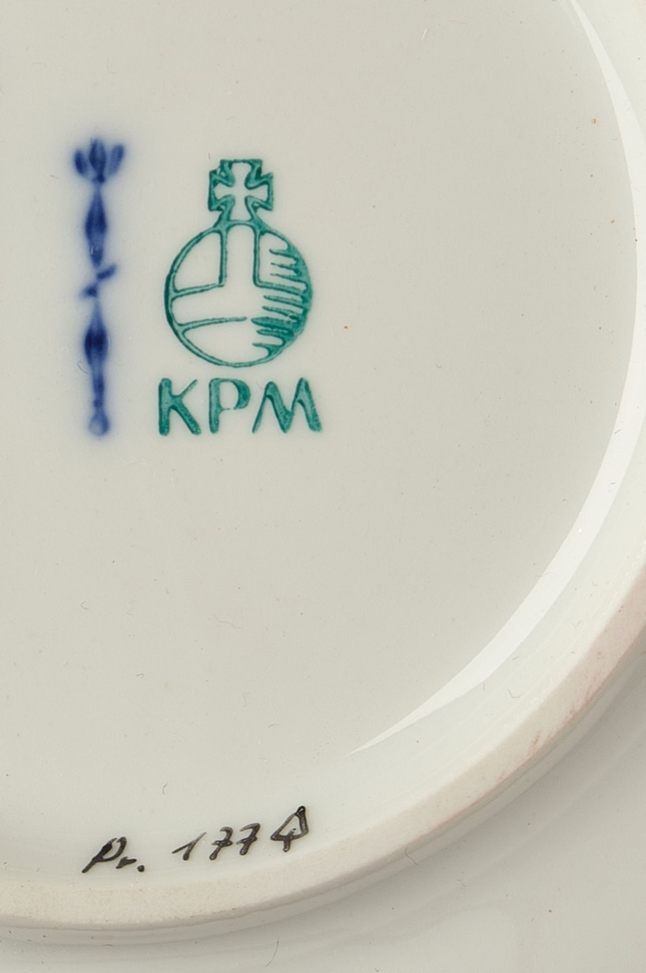 Mokkatasse mit Untertasse, KPM Berlin, Rocaille, mit grüner Randbordüre, Goldzier, Goldrand, 5.5 cm - Image 2 of 2