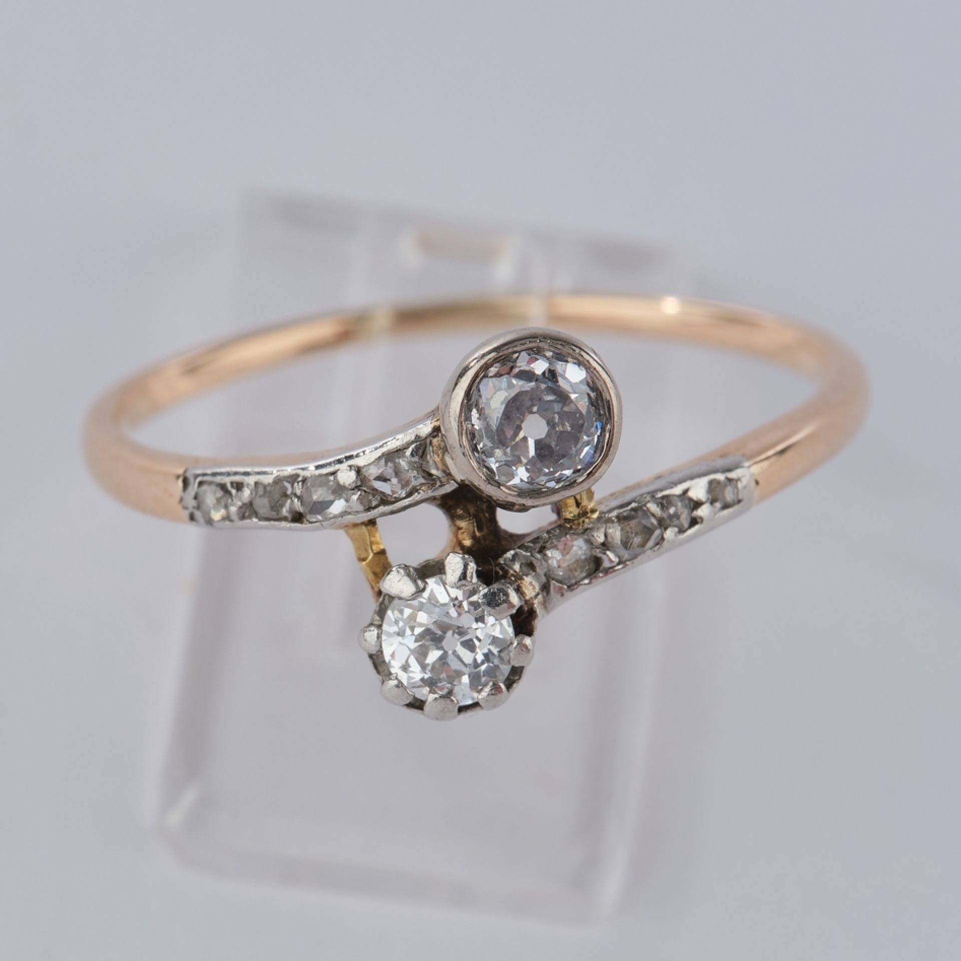 Ring, zwei Brillanten in WG gefasst, zus. ca. 0.20 ct., Ring in GG, RM 15, ca. 1.7 g