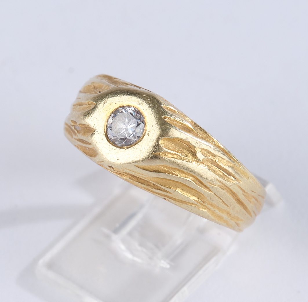 Solitär-Ring, GG 585, mit einem zentralen Brillanten ca. 0.07ct., 5.3 g, RM 15