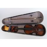 Violine, brauner Holzkorpus, unbezeichnet, 60 cm lang, mit Bogen und Koffer, Alters- und Gebrauchss