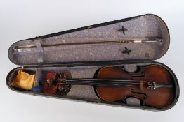 Violine, brauner Holzkorpus, unbezeichnet, 60 cm lang, mit Bogen und Koffer, Alters- und Gebrauchss