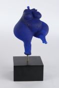 Engman, Kjell, Kosta Boda, "Blue People", Glasskulptur, blau, weiblicher Torso, an Metallstange auf