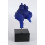 Engman, Kjell, Kosta Boda, "Blue People", Glasskulptur, blau, weiblicher Torso, an Metallstange auf