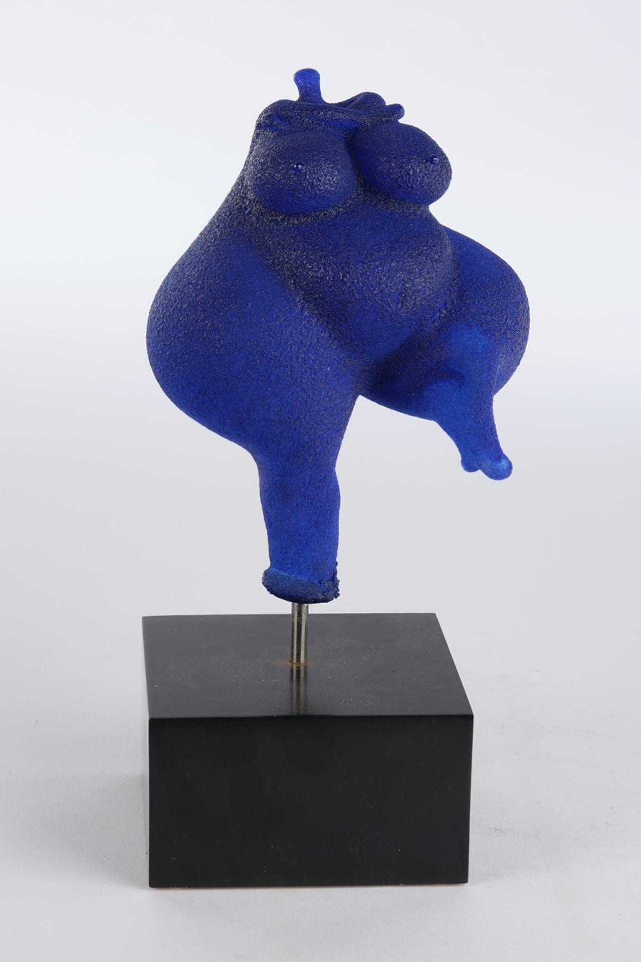 Engman, Kjell, Kosta Boda, "Blue People", Glasskulptur, blau, weiblicher Torso, an Metallstange auf