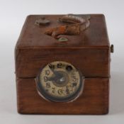 Tauben-Konstatier-Uhr, 1920/30er Jahre, Eichenkasten, mit ledernem Tragegriff, ca. 13 x 16 x 21.5 c