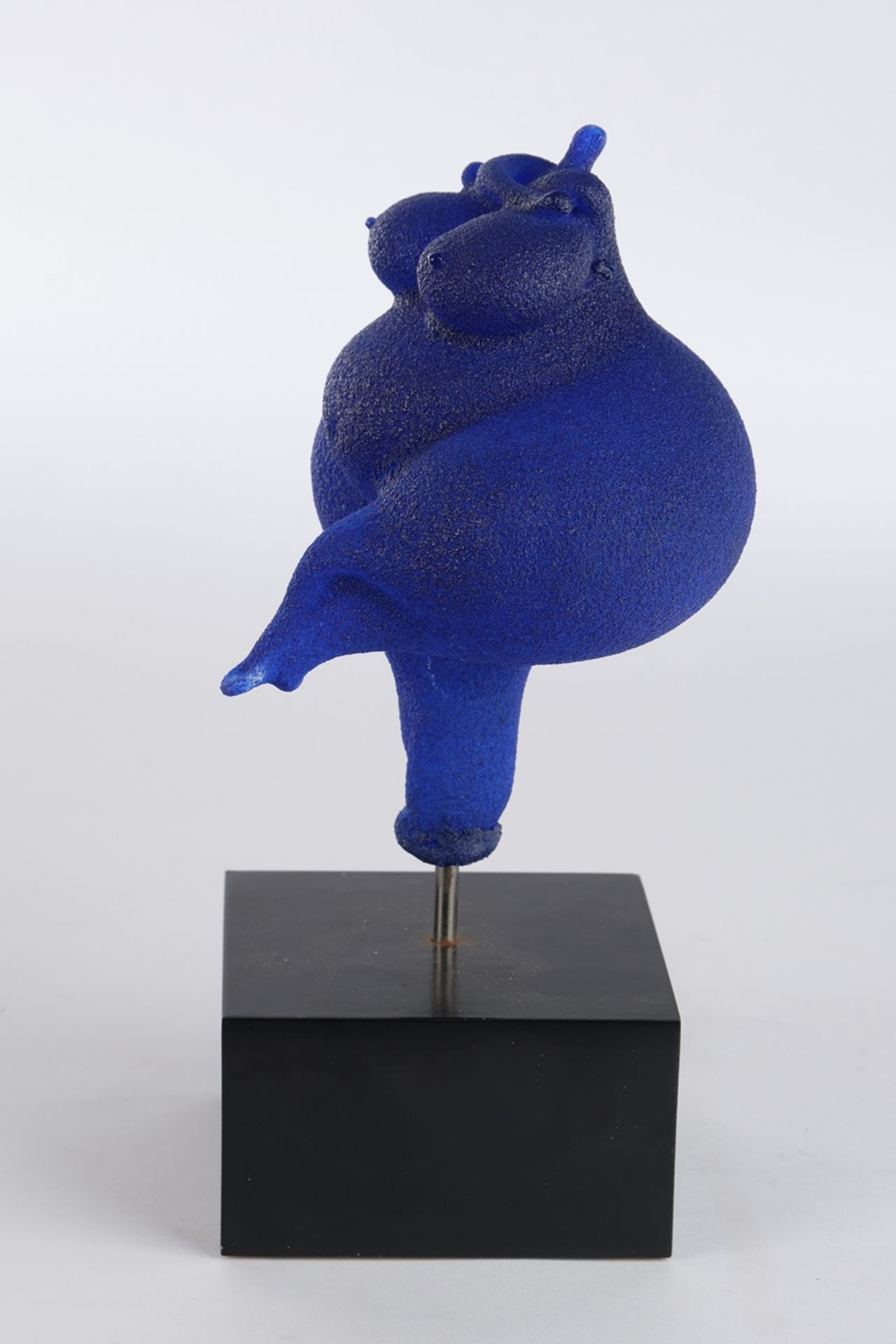 Engman, Kjell, Kosta Boda, "Blue People", Glasskulptur, blau, weiblicher Torso, an Metallstange auf - Image 4 of 5