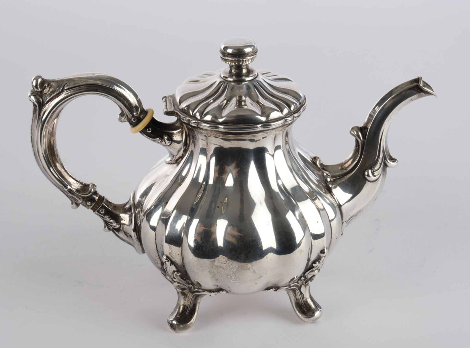 Teekanne, Silber, Barockform, auf vier Füßchen, 16 cm hoch, ca. 483 g, etwas fleckig, Punze unleser