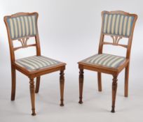 Paar Stühle, um 1900, Nussbaum, gedrechselte runde Vorderbeine, hintere Vierkantbeine, trapezförmig